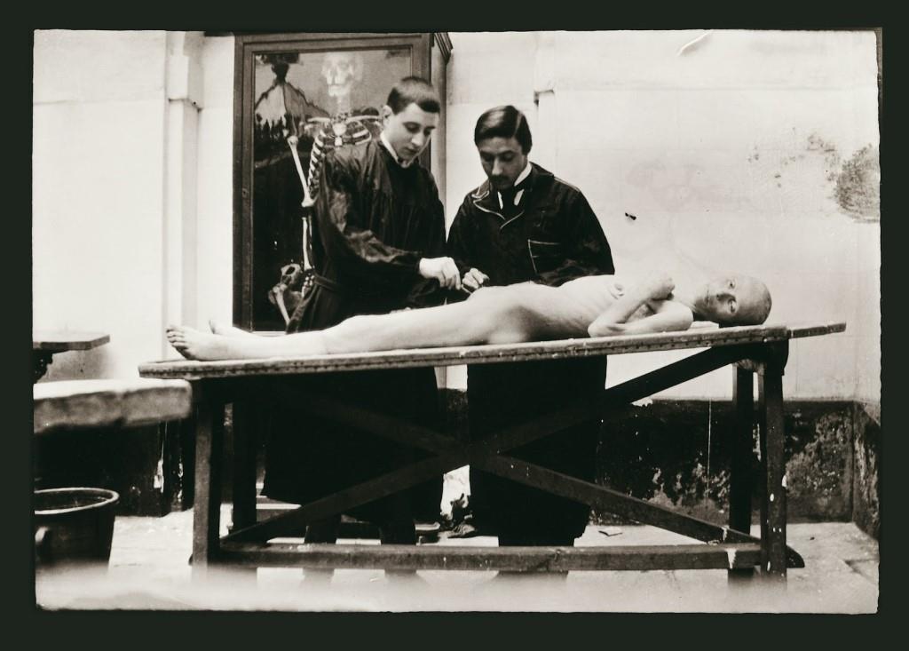 Al fons a la paret l'esquelet humà Pepito en sala de dissecció del Reial Col·legi de Cirurgia de Barcelona, 1901. [Arte y Parte, 1998]