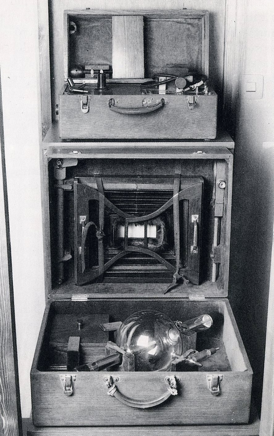 Aparell generador de raig X portàtil creat per J. Sánchez per formar una instal·lació fixa. Aquest és un dels models que es van començar a utilitzar els radiòlegs espanyols el 1914. 