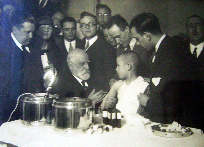 Dr. Jaume Ferran vacunant, ca. 1920.