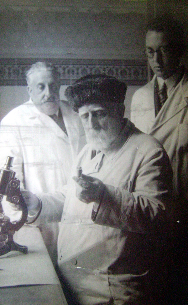Dr. Jaume Ferran i els seus ajudants el Dr. Vila Ferran i Martín Rogés. Laboratori de l'Institut Ferran a Barcelona. [Crónica, 1929]