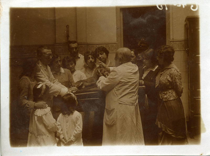 Jaume Ferran vacunant a gossos a l’Institut Ferran a Barcelona, ca. 1910.