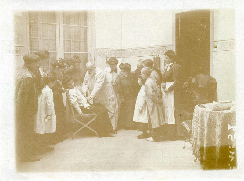 Dr. Jaume Ferran vacunant a l’Institut Ferran a Barcelona, ca. 1910. 