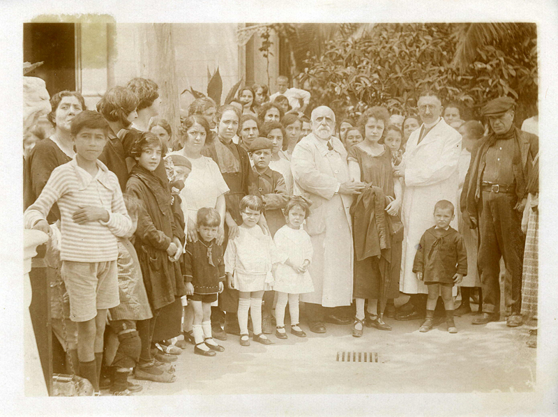 Gent fa cua per vacunar-se a l’Institut Ferran, ca. 1910.