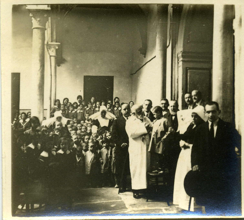 Dr. Jaume Ferran vacunant a l’Institut Ferran a Barcelona, ca. 1910. 