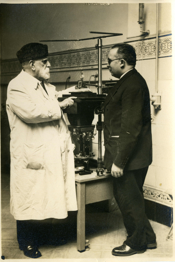 El mestre Jaume Ferran mostrant un aparell a l’Institut Ferran, ca. 1920.